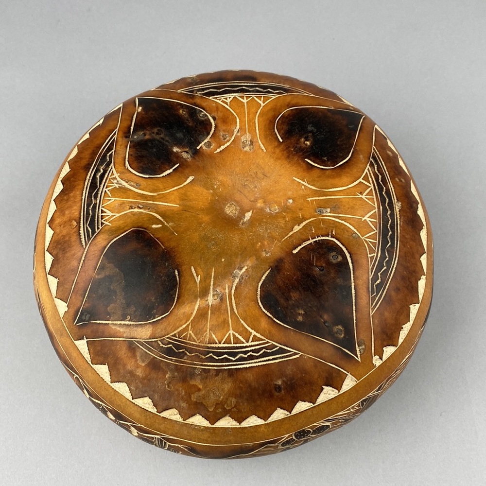 Leoncio Veli Peru Gourd Carved Bowl Llamas Mountains People Storyteller w Lid - Picture 6 of 8
